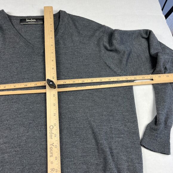 Neiman Marcus Gray V-Neck Sweater Cashmere Silk Blend Classic Luxe Size Medium - Picture 8 of 10